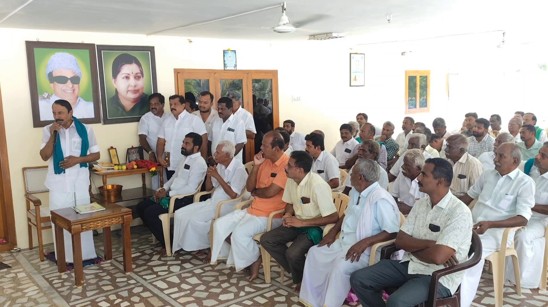 சட்டசபையில் எங்களுக்காக பேசியதற்கு நன்றி... செங்கோட்டையன் வீட்டில் குவிந்த பொது மக்கள்