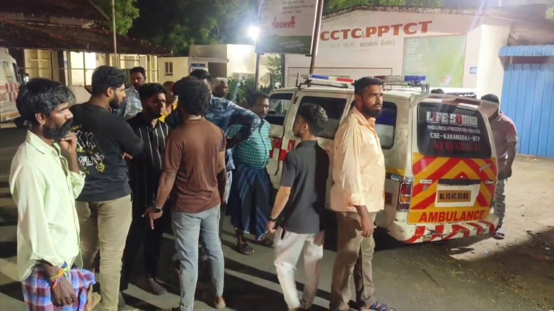 கோயம்புத்தூர் அருகே ஆட்டோ மீது இரு சக்கர வாகனம் மோதி 4 இளைஞர்கள் உயிரிழப்பு