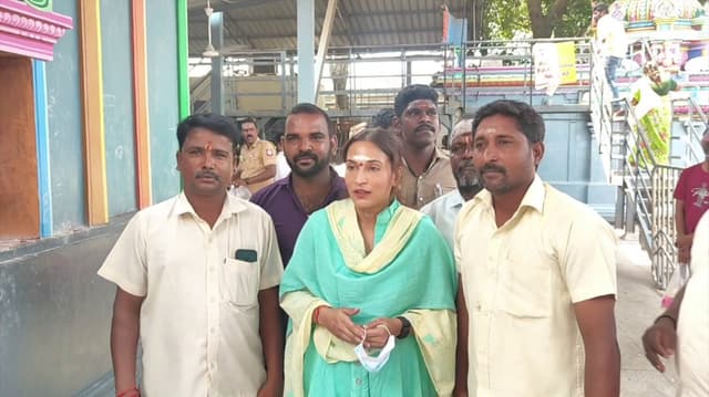 சிறுவாபுரி முருகன் கோவிலில் பங்குனி உத்திர திருவிழா..!  முருகனை தரிசனம் செய்த ரஜினியின் மகள் ஐஸ்வர்யா..