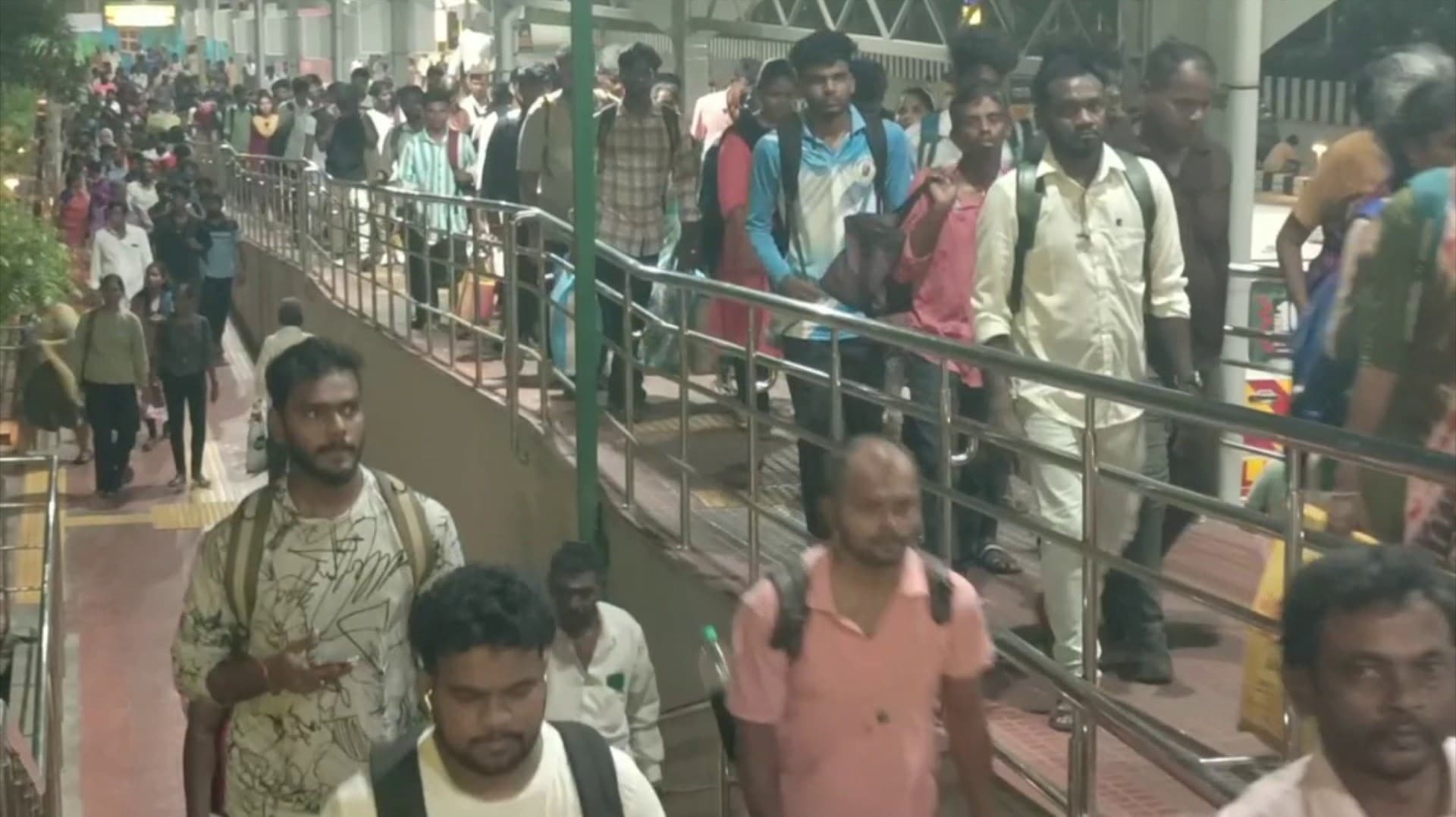 தொடர் விடுமுறையால் தென் மாவட்டங்களுக்குப் படையெடுத்த மக்கள்