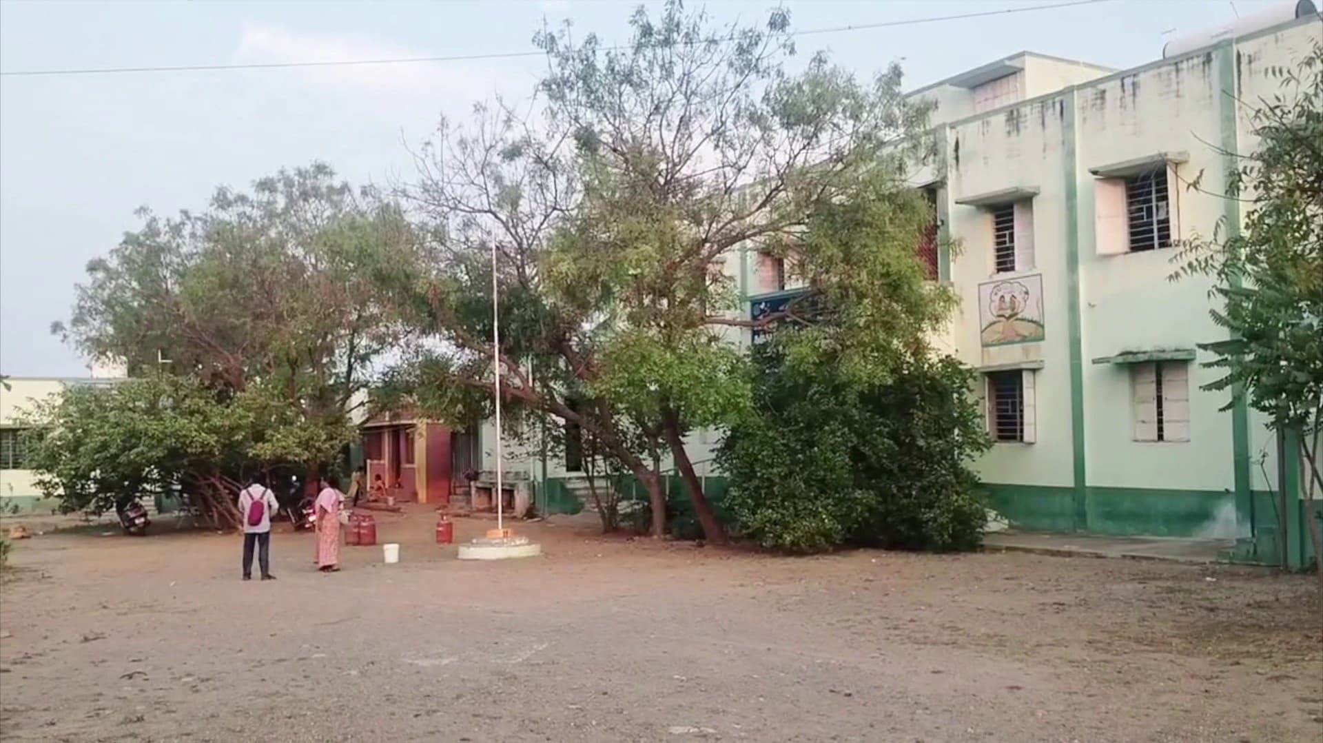 பள்ளிக்குள் புகுந்து மாணவியை கடித்து குதறிய வெறிநாய்