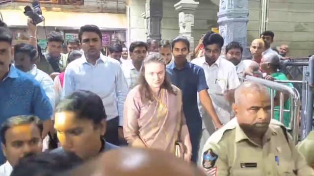 திருப்பதி கோவிலில் பவன் கல்யாண் மனைவி முடி காணிக்கை..