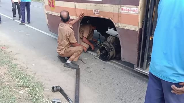 சாலையோர பள்ளத்தில் உருண்டு விழுந்த அரசு பேருந்தின் முன்பக்க டயர்.. ஓட்டுநரின் சாமர்த்தியத்தால் காயங்களின்றி தப்பிய பயணிகள்..