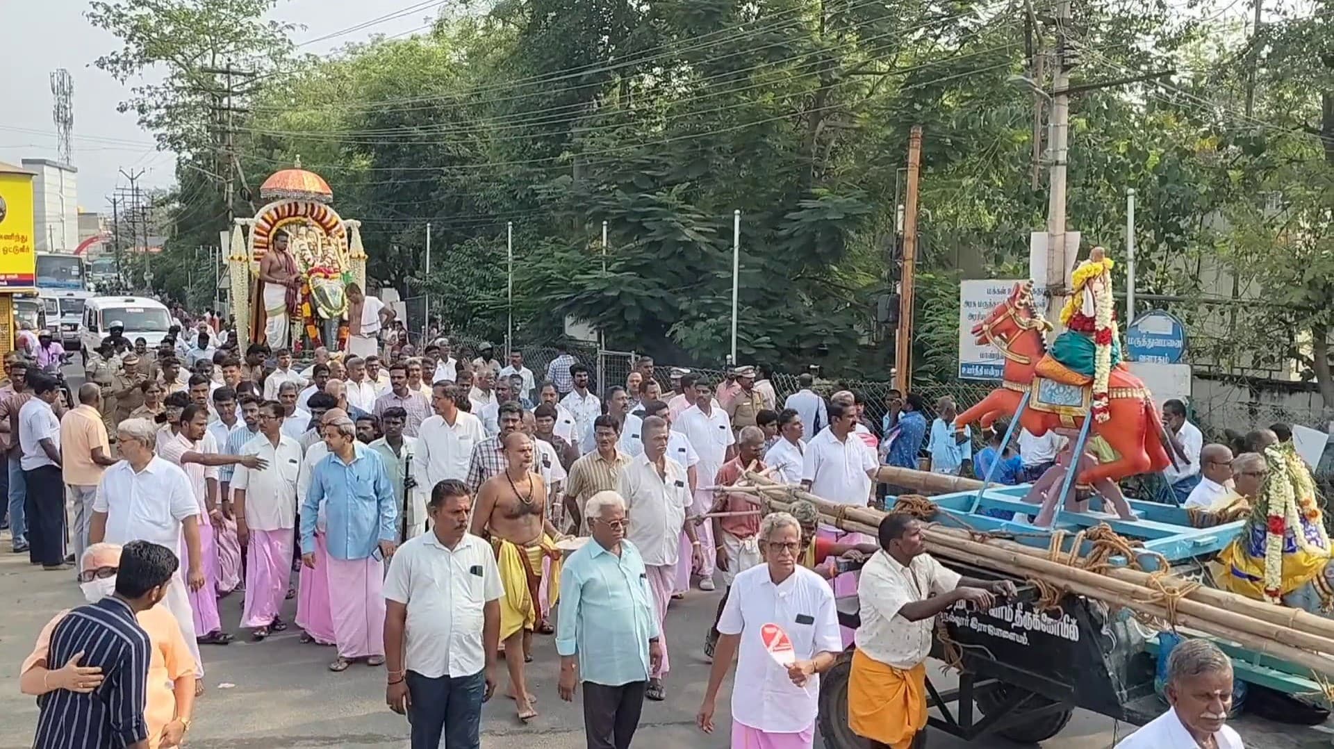 தமிழ் புத்தாண்டு நாளில் பூச்சப்பரத்தில் உலா வந்த அய்யனார்