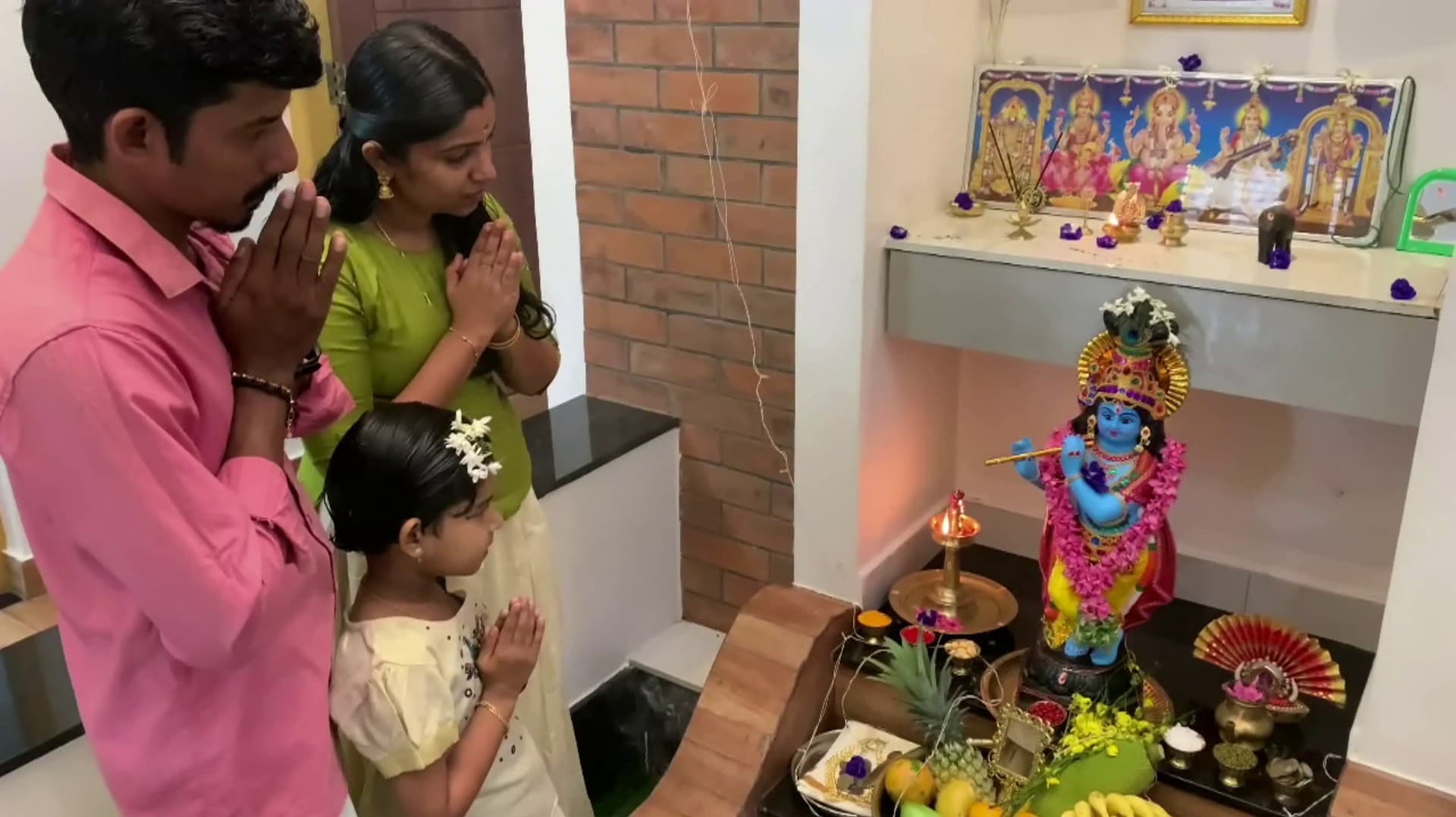 மலையாள புத்தாண்டை வரவேற்கும்  விஷூ பண்டிகை கனி காணும் நிகழ்ச்சி