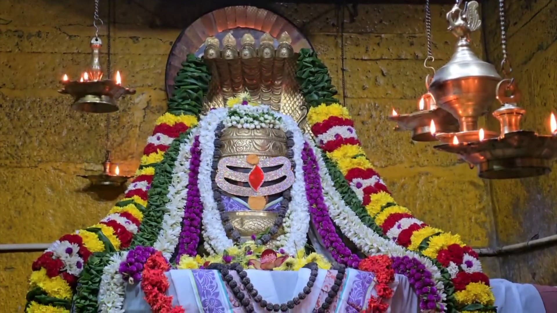 சித்திரைத் திருநாளில் திருநேர் அண்ணாமலையார் கோயில் சிவலிங்கம் மீது விழுந்த சூரிய ஒளி
