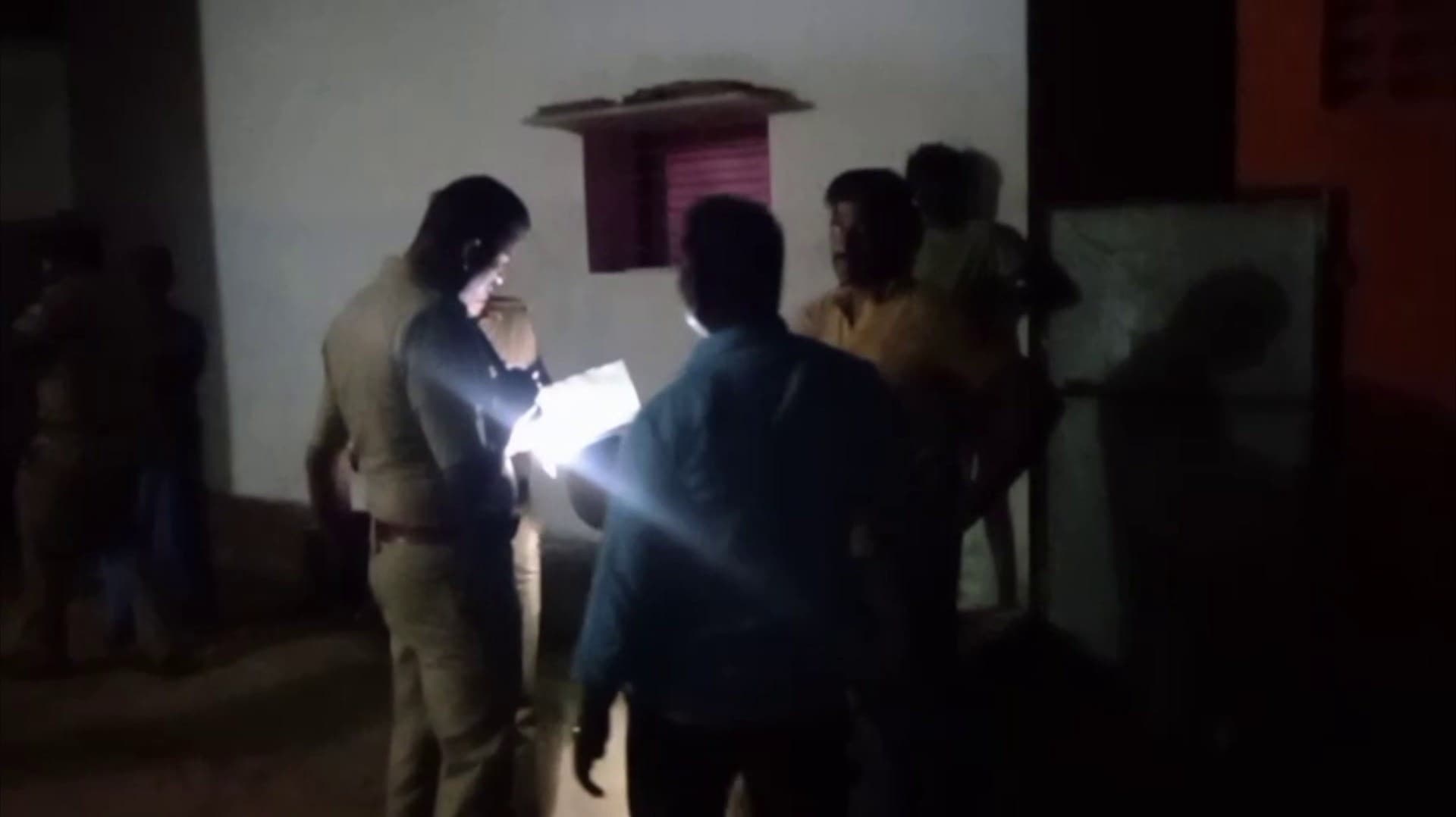வீட்டில் தனியாக இருந்த காவலர் தாய் படுகொ**.. 2 டி.எஸ்.பிக்கள் விசாரணை
