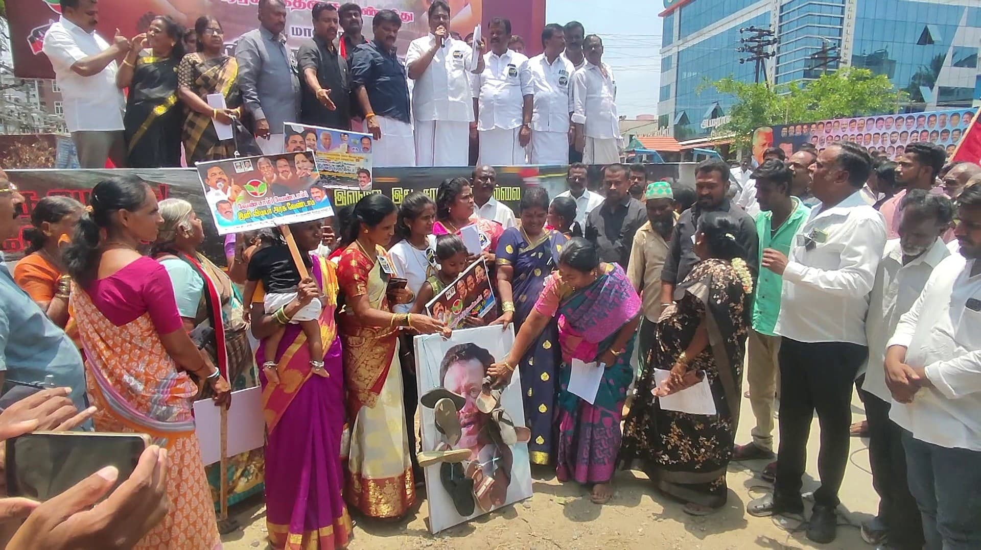 பொன்முடி படத்தை காலணியால் அடித்து அதிமுக மகளிரணியினர் எதிர்ப்பு