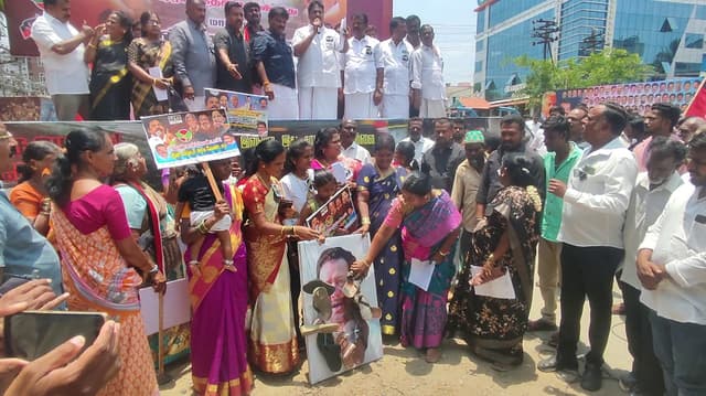 பொன்முடி படத்தை காலணியால் அடித்து அதிமுக மகளிரணியினர் எதிர்ப்பு