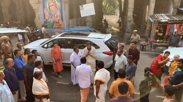 வேளிமலை குமாரகோயிலில் மத்திய அமைச்சர் சுரேஷ்கோபி குடும்பத்துடன்  சாமி தரிசனம்