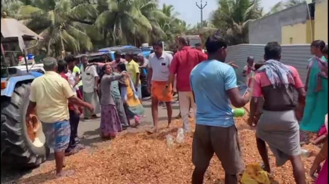 மரத்தூள் ஏற்றி வந்த டிராக்டர் கவிழ்ந்த விபத்தில் 21 பேர் படுகாயம்