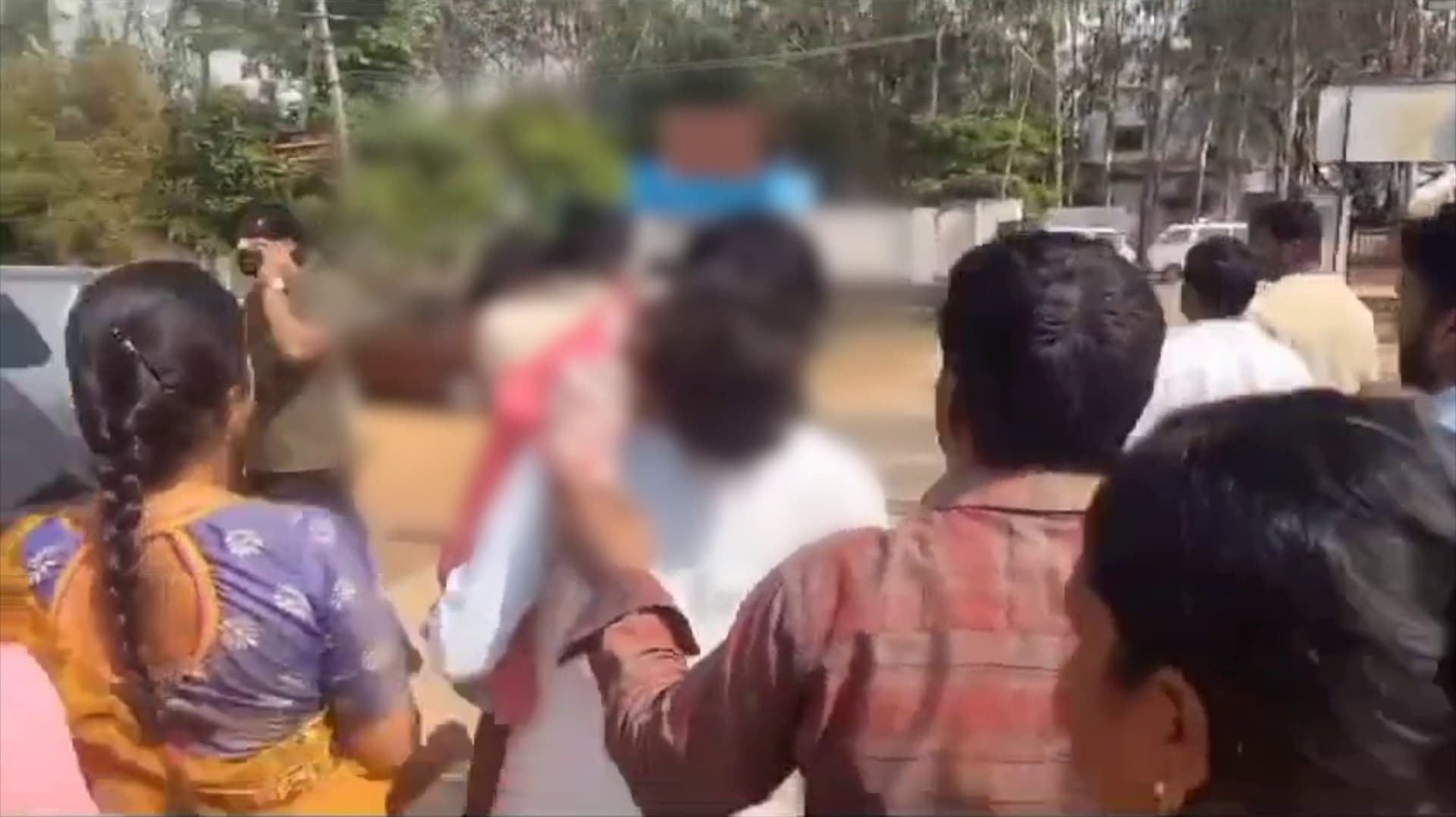 காருக்குள் சிக்கிக்கொண்ட 2 குழந்தைகள் மூச்சுத்திணறி உயிரிழப்பு