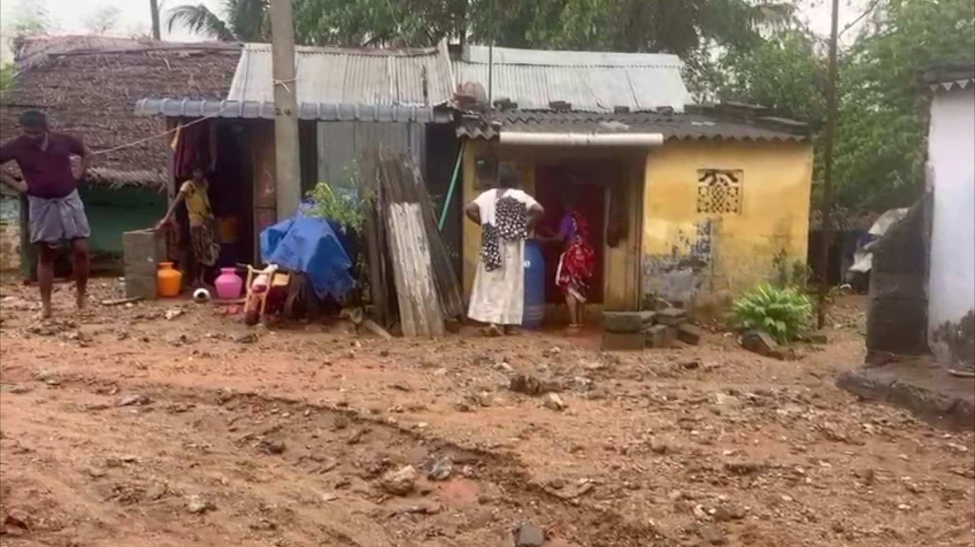 மேட்டூரில் பெய்த கனமழையால் பாடப் புத்தகங்கள், அரிசி, பருப்பு உள்ளிட்ட பொருட்கள் நீரில் மூழ்கி சேதம்