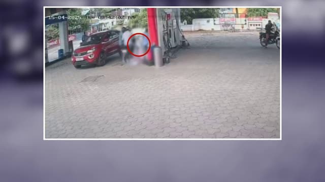 திருச்சூர் அருகே பெட்ரோல் நிரப்பியபோது பைக்கில் இருந்த பட்டாசுகள் வெடித்து சிதறல்