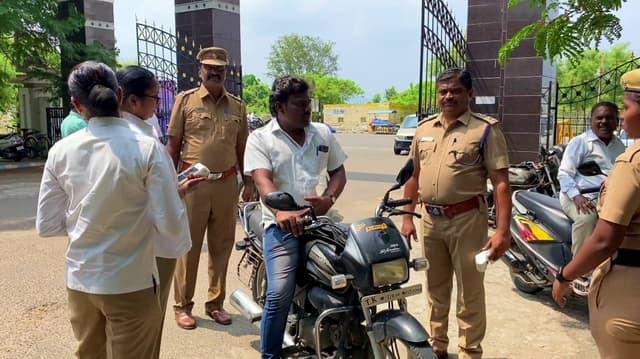 ஆட்சியர் அலுவலக வாளகத்திற்குள் ஹெல்மெட் அணியாமல் பைக்கில் வந்தவர்களுக்கு அபராதம்