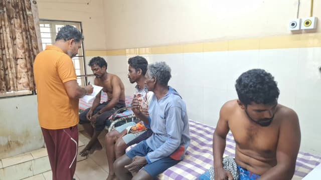 கோடியக்கரை அருகே தமிழக மீனவர்கள் மீது இலங்கை கடற்கொள்ளையர் தாக்கி ரூ.50,000 மதிப்புள்ள பொருள் கொள்ளை..!
