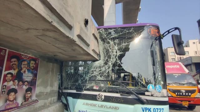 மெட்ரோ ரயில் தூணில் மோதி நின்ற 25 ஜி அரசுப்பேருந்து..! டிரைவர் உள்பட 10 பேர் காயம்..