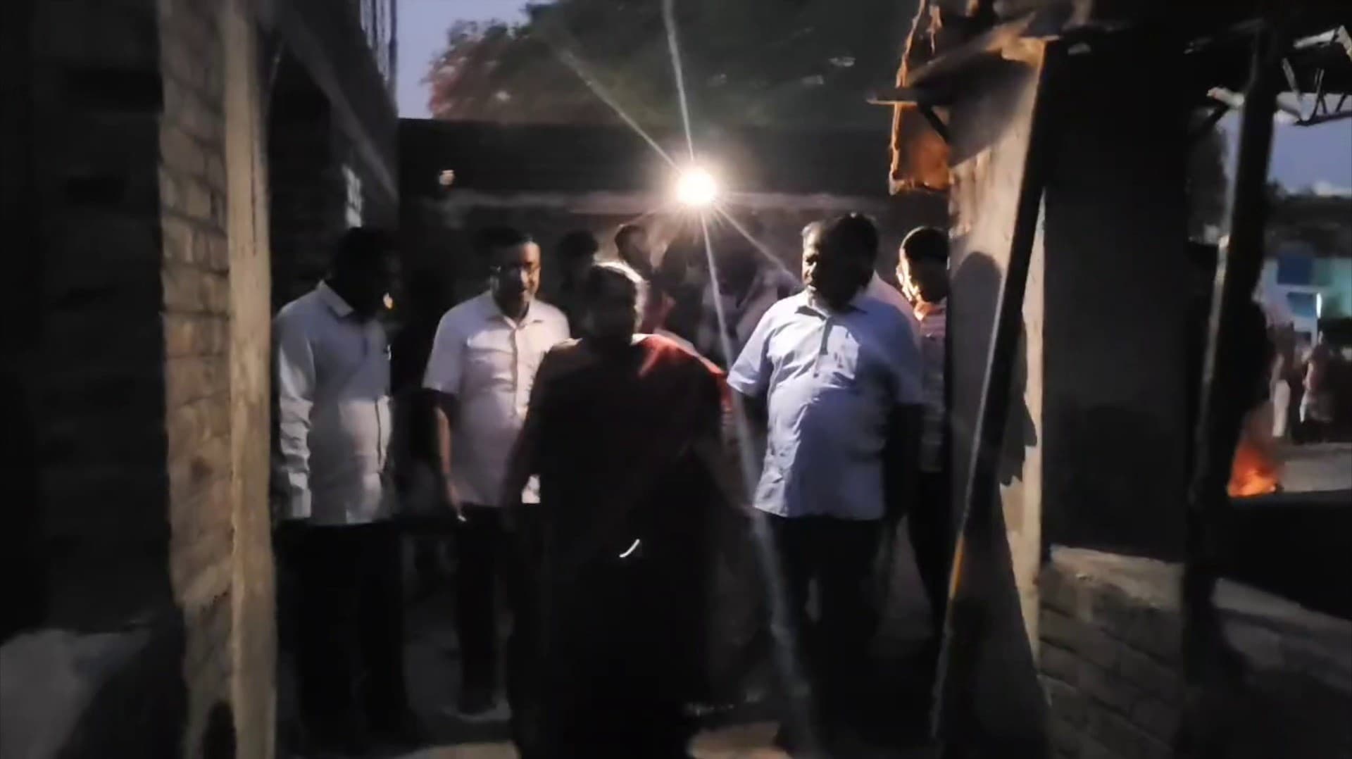 செல்போன் டார்ச் வெளிச்சத்தில் ஆய்வு செய்தால் கட்டிடத்தின் உறுதி தன்மை எப்படி தெரியும்..? ஊர் மக்கள் கேள்வி