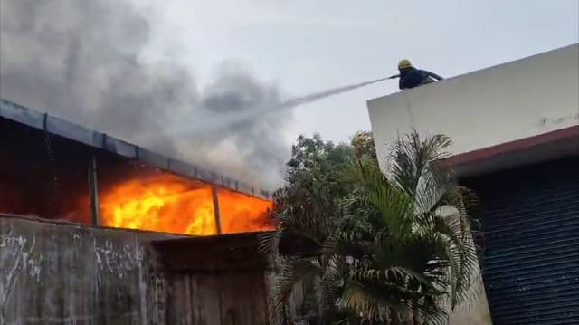 திடீரென  அட்டை தயாரிப்பு தொழிற்சாலையில் ஏற்பட்ட பெரும் தீவிபத்து...