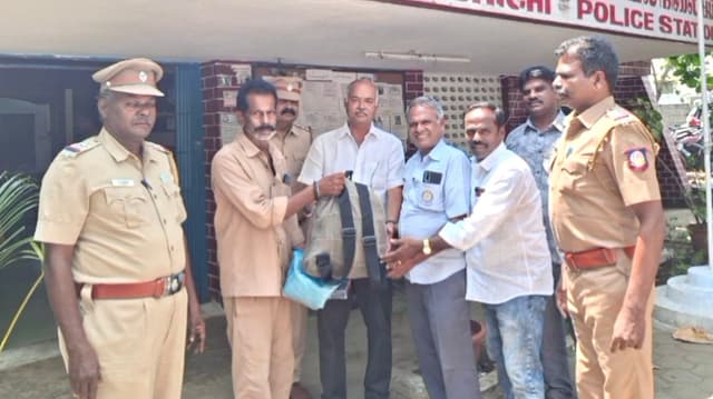 பையில் 17 லட்சம் ரூபாயுடன் சுற்றிக் கொண்டிருந்த 16 வயது சிறுவனை போலீசிடம்  ஒப்படைத்த ஆட்டோ ஓட்டுநர்