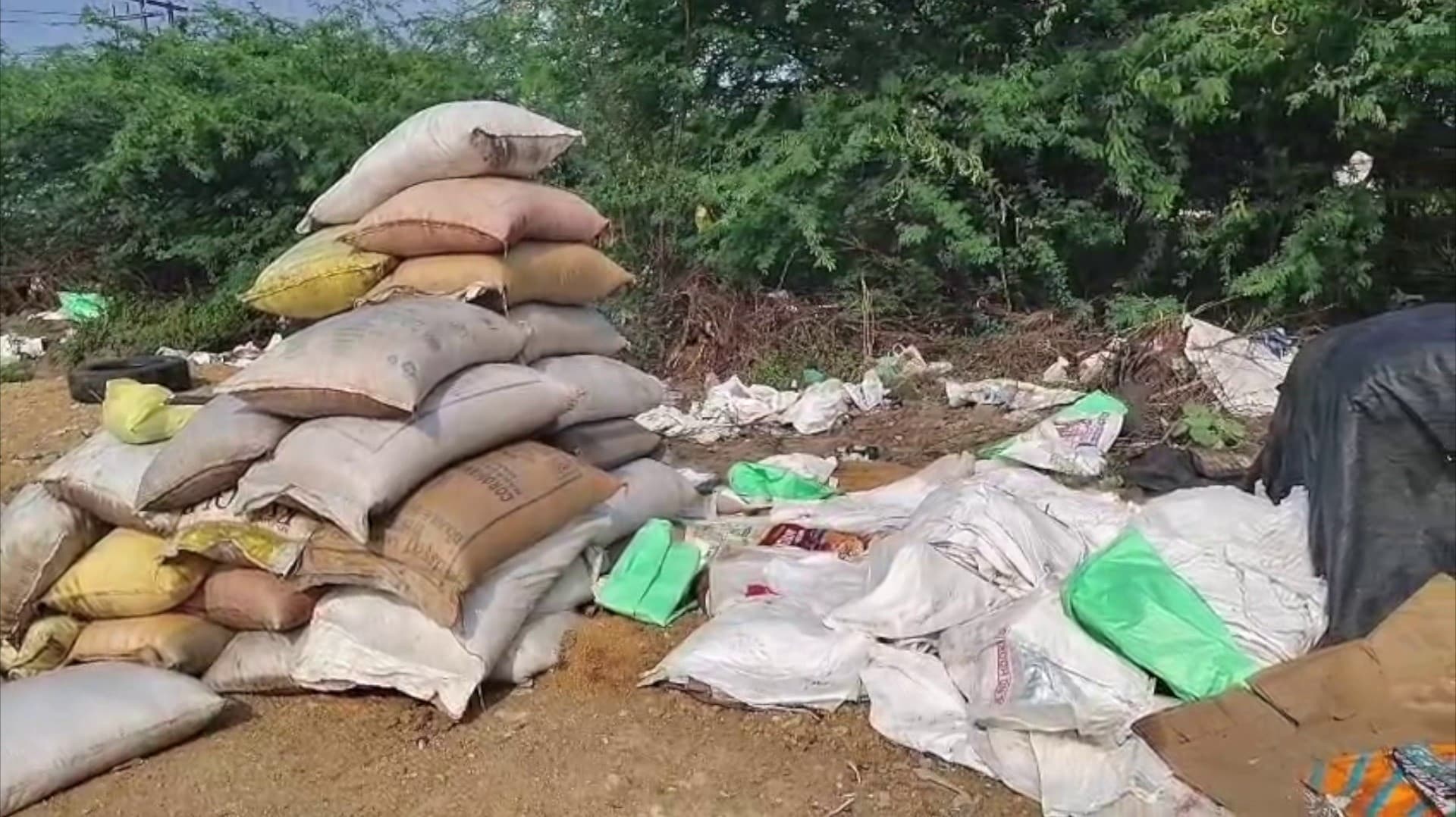 காட்டுப்பகுதியில்  பதுக்கி வைக்கப்பட்டிருந்த 29 டன் ரேஷன் அரிசி பறிமுதல்