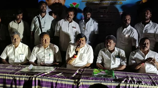 விருதுநகரில் காரின் முகப்பு விளக்கு வெளிச்சத்தில் அ.தி.மு.க. பூத் கமிட்டி ஆலோசனை