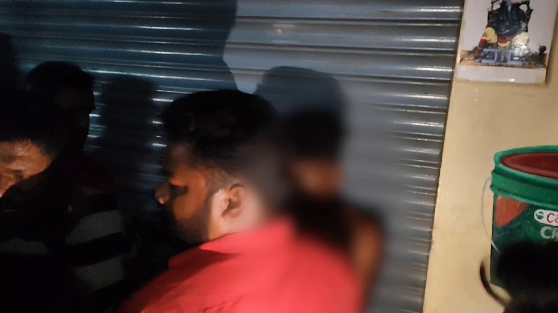 கஞ்சா போதையில் முதியவரிடம் வம்பிழுத்த 3 இளைஞர்கள்..!  அடித்து துவைத்த உறவினர்கள்..!
