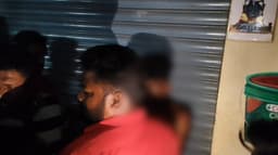 கஞ்சா போதையில் முதியவரிடம் வம்பிழுத்த 3 இளைஞர்கள்..!  அடித்து துவைத்த உறவினர்கள்..!