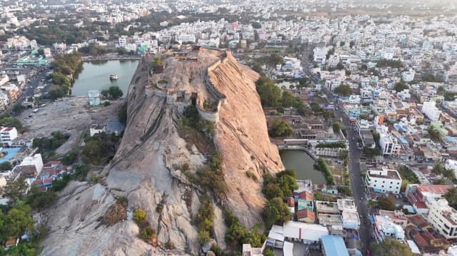 ஸ்பாவில் பணியாற்றும் பெண் ஊழியர்களிடம் நகை, பணம் பறித்த போலி போலிஸ்
