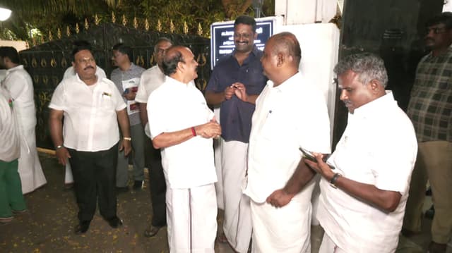 அ.தி.மு.க எம்.எல்.ஏக்களுக்கு எடப்பாடி பழனிசாமி விருந்து