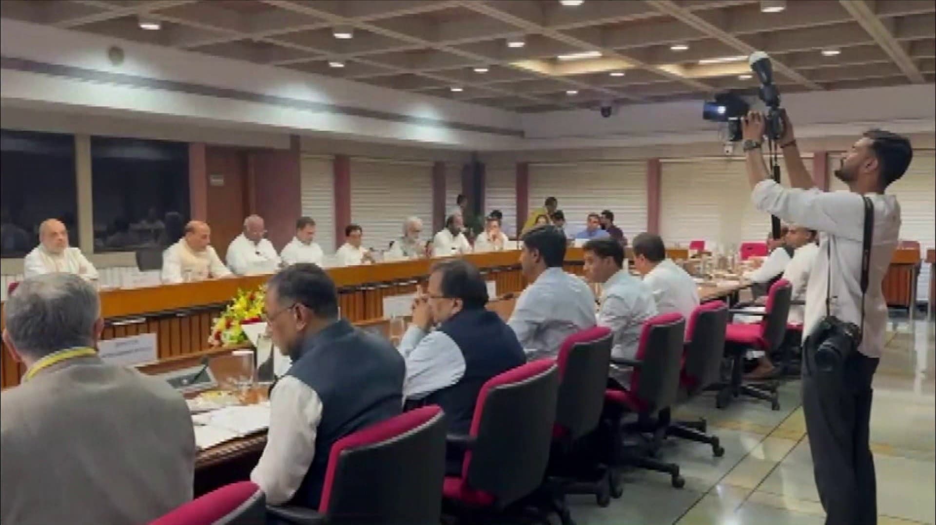 பகல்காம் தாக்குதலை அடுத்து மத்திய அரசு எடுக்கும் அனைத்து நடவடிக்கைகளுக்கும் முழு ஒத்துழைப்பு... எதிர்க்கட்சிகள் ஒருமனதாக அறிவிப்பு...