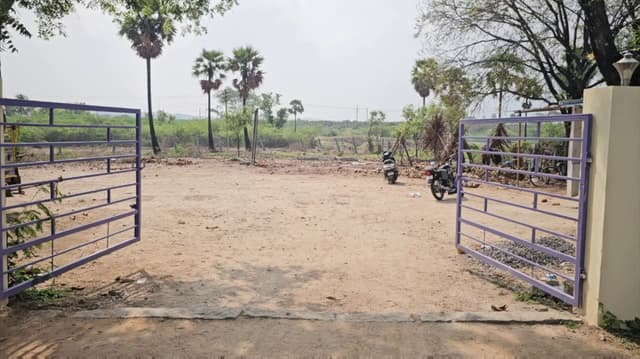 திருப்பத்தூர் அருகே பூட்டை உடைத்து உள்ளே புகுந்து காரை திருடிய மர்ம நபர்கள்