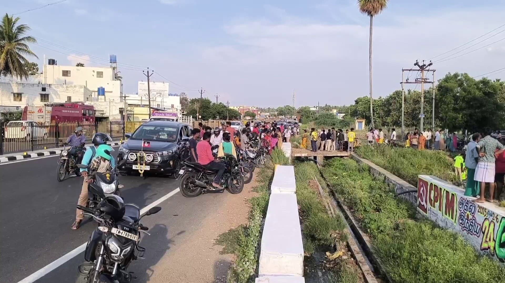 தண்ணீரில் மூழ்கிய 2 மகன்களை காப்பாற்றிய வீர தந்தை மர்மம்