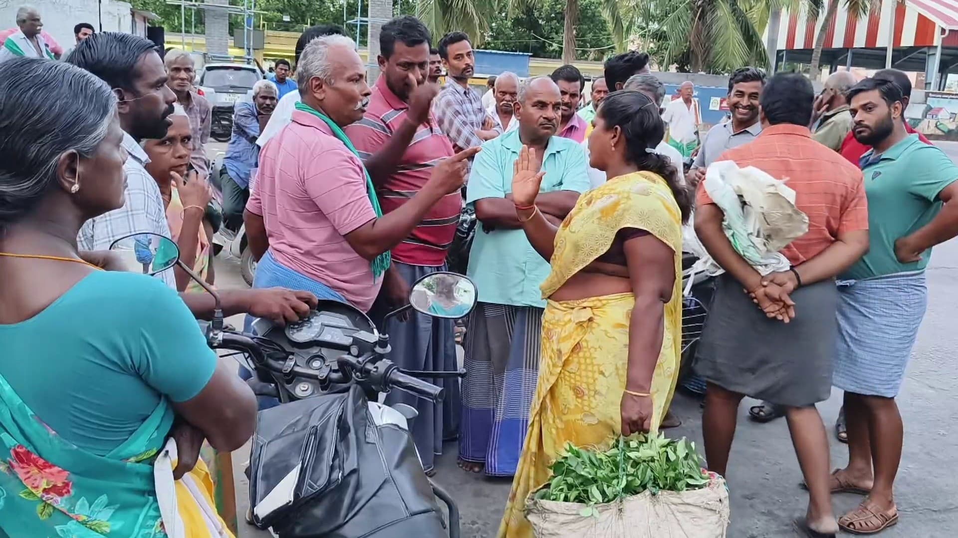உழவர் சந்தையின்  வெளிப்புறத்தில்  கடை வைத்த பெண்ணுக்கு மற்றொரு பெண் எதிர்ப்பு