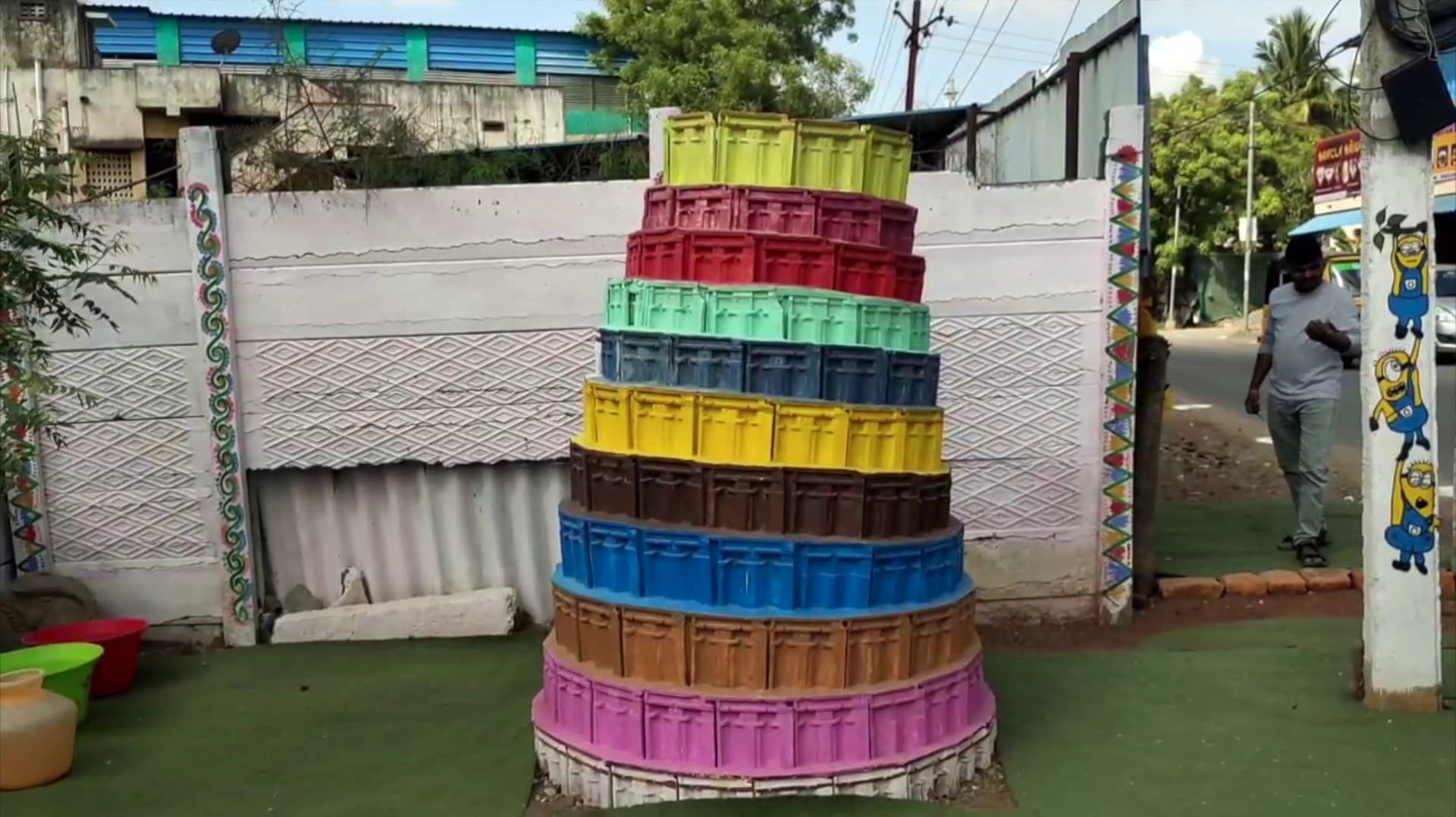 முட்புதர் மண்டி, குப்பை மேடாக காட்சி அளித்த இடத்தில் பூங்கா..! பழைய பொருட்களான ஓடு, டயரை பயன்படுத்தி பூங்கா அமைப்பு