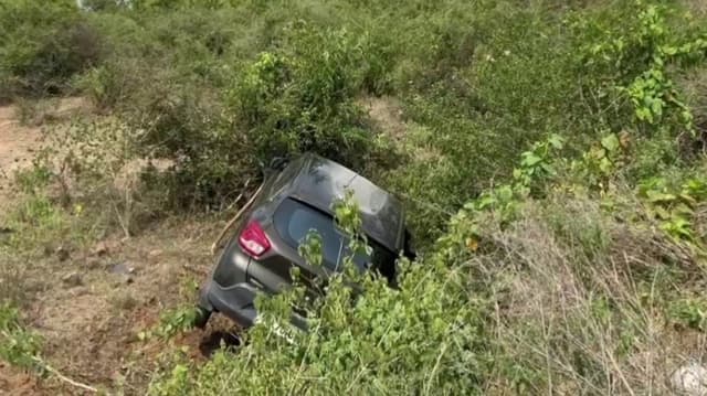 சாலையோரம் நடந்து சென்ற பாட்டி, பேரன் மீது மோதிய கார்..! தலைமறைவான டிரைவர்..