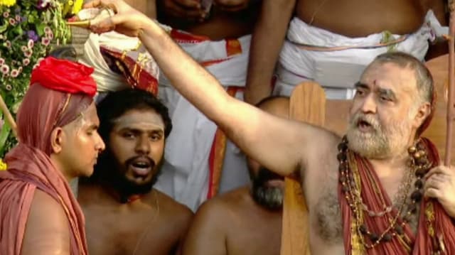 காஞ்சி காமகோடி பீடத்தின் 71வது இளைய மடாதிபதி பொறுப்பேற்பு