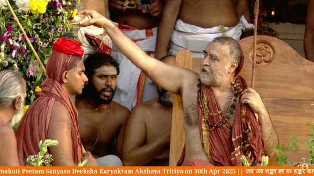 காஞ்சி காமகோடி பீடத்தின் 71வது இளைய மடாதிபதி பொறுப்பேற்பு