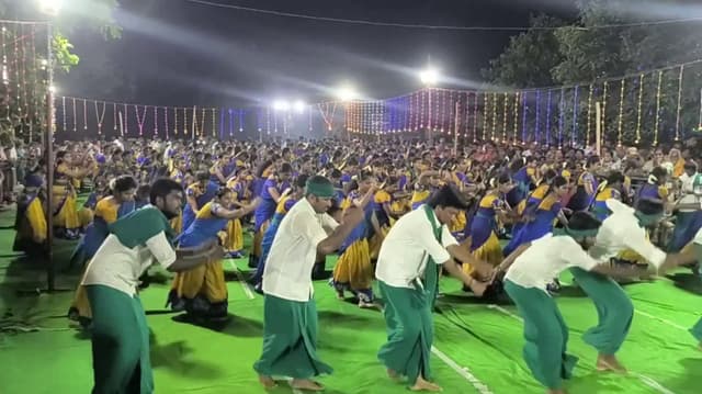 மாரியம்மன் கோவில் சித்திரைத் திருவிழாவை ஒட்டி வள்ளி கும்மியாட்டம்.. ஏராளமான பெண்கள் பங்கேற்று நடனம் ஆடி அசத்தினர்..