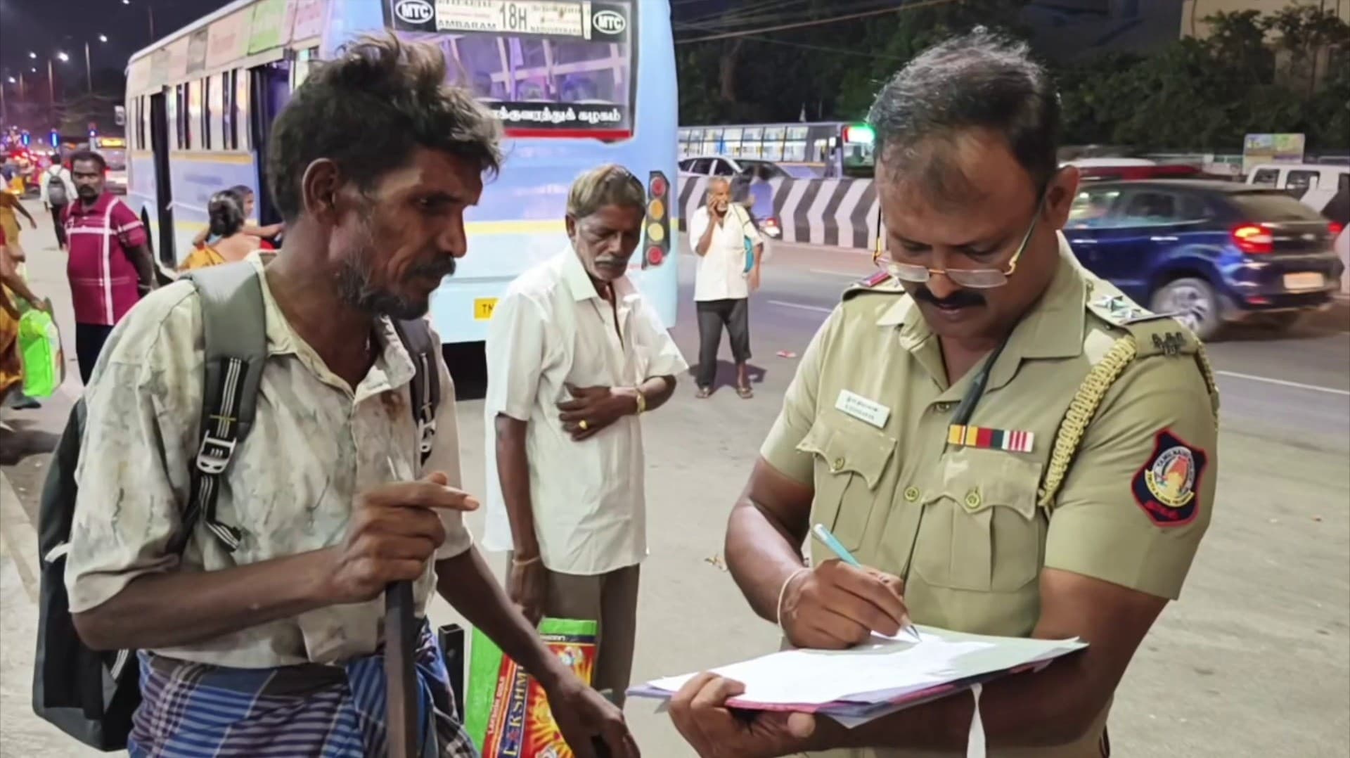 தாம்பரம் பேருந்து நிலையத்தில் ஆதரவற்றோரின் விவரங்களை பதிவு செய்யும் போலீசார்