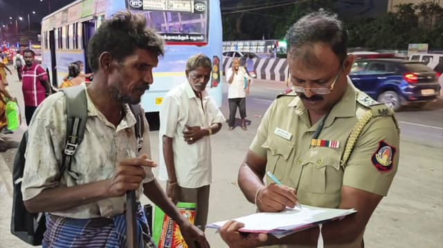 தாம்பரம் பேருந்து நிலையத்தில் ஆதரவற்றோரின் விவரங்களை பதிவு செய்யும் போலீசார்