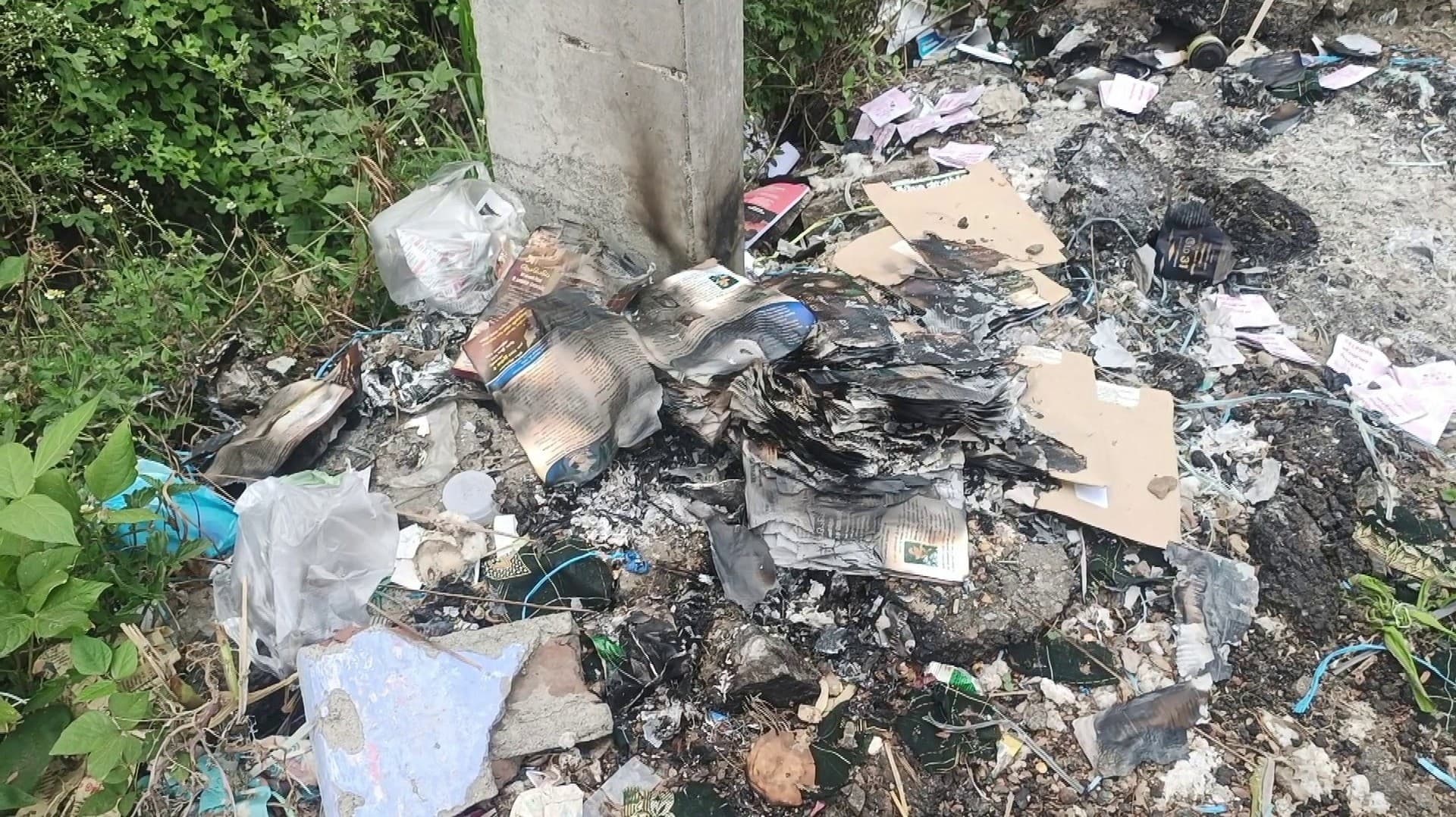 கோவில்பட்டி கழுகுமலை அருகே குப்பையில் வீசப்பட்ட தபால்கள்