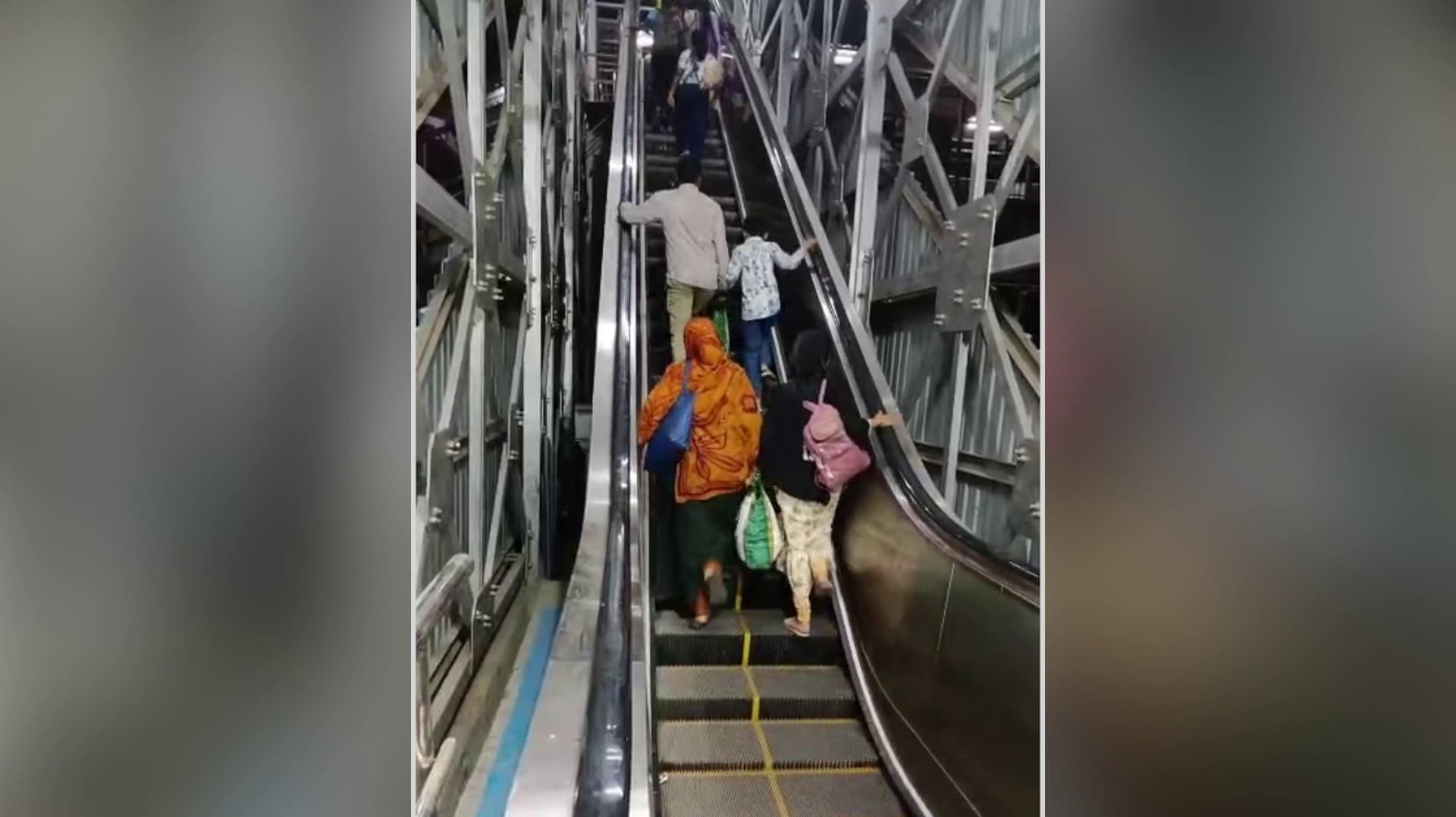 பயன்பாட்டுக்கு வந்த ஒரே வாரத்தில் பழுதான எஸ்கலேட்டர்.. சரி செய்யுமாறு பயணிகள் கோரிக்கை..