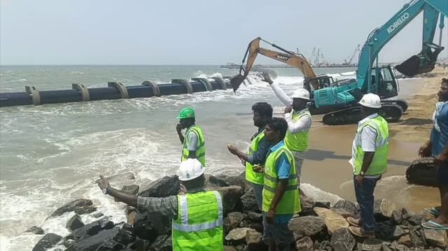 கடல் நீரை குடிநீராக்கும் திட்டத்திற்காக பதிக்கப்பட்ட குழாய்கள்.. கரை ஒதுங்கிய குழாய்களை மீண்டும் கடலுக்குள் நகர்த்தும் பணி..