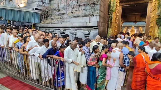 ஏழுமலையான் கோயிலில் பக்தர்கள் கூட்டம் அதிகரிப்பால் ஜூலை 15 வரை விஐபி தரிசனம் ரத்து