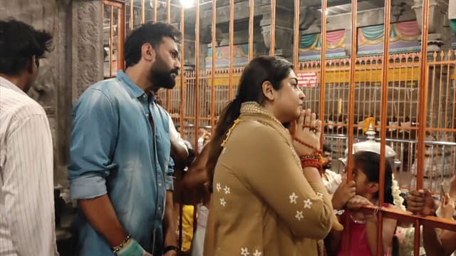 அண்ணாமலையார் கோவிலில் நடிகை மஞ்சிமா மோகன் சாமி தரிசனம்