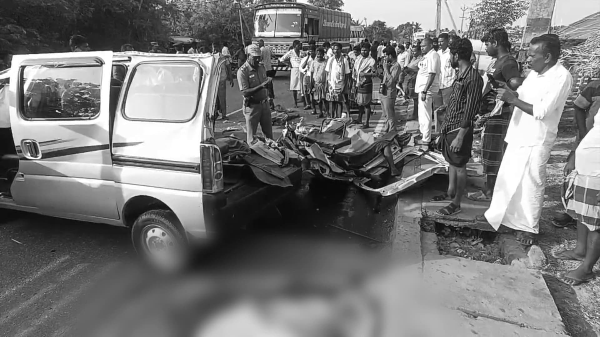 ஆம்னி வேன், அரசுப் பேருந்து நேருக்குநேர் மோதிய விபத்தில் சுற்றுலா வந்த 4 பேர் உயிரிழப்பு