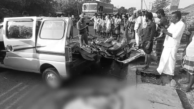 ஆம்னி வேன், அரசுப் பேருந்து நேருக்குநேர் மோதிய விபத்தில் சுற்றுலா வந்த 4 பேர் உயிரிழப்பு