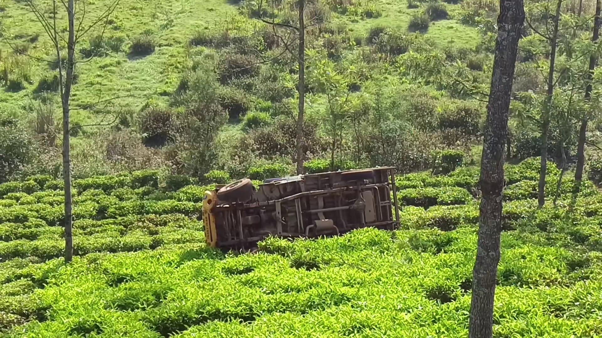 கேத்தி அருகே கேரட் அறுவடைக்காக சென்ற ஜீப் கவிழ்ந்து விபத்து