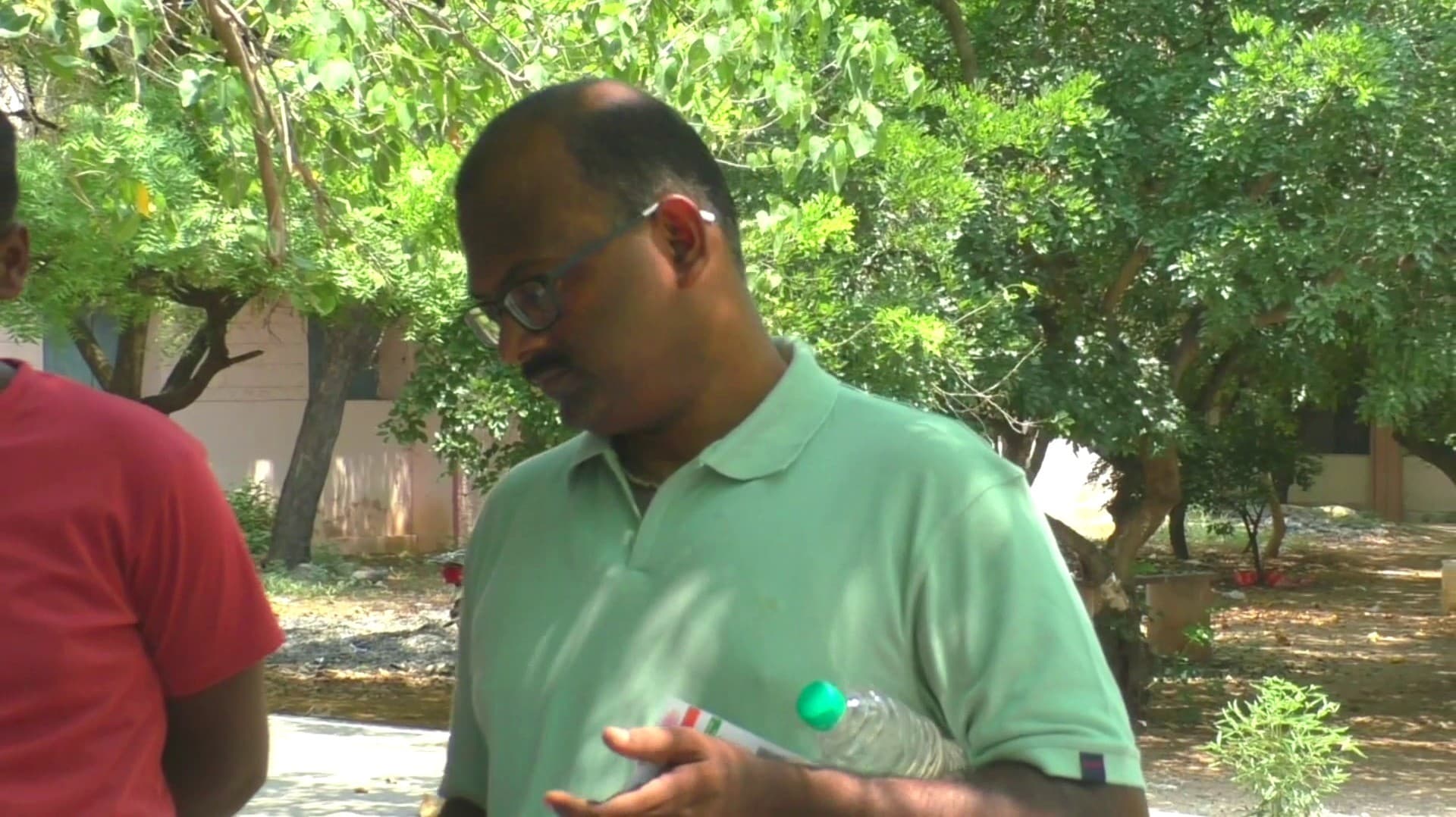 42 வயதில் நீட் தேர்வு எழுத வந்த தனியார் நிறுவன ஊழியர்